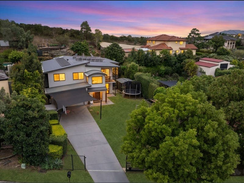 9 Quandong Crescent, Arana Hills — photo 1 of 5