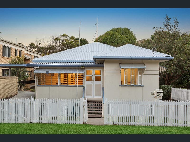 6 Jubilee Esplanade, Point Arkwright — photo 1 of 5