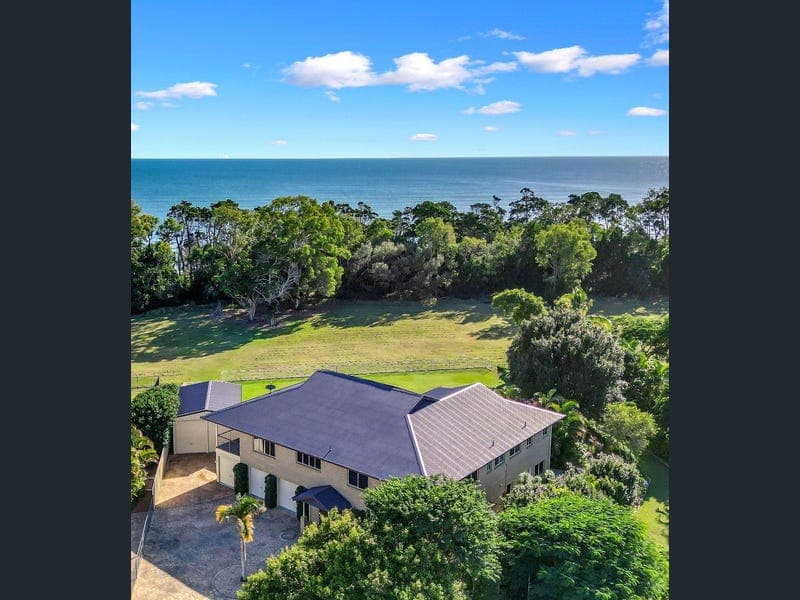 30 Pandanus Dr, Dundowran Beach — photo 1 of 5