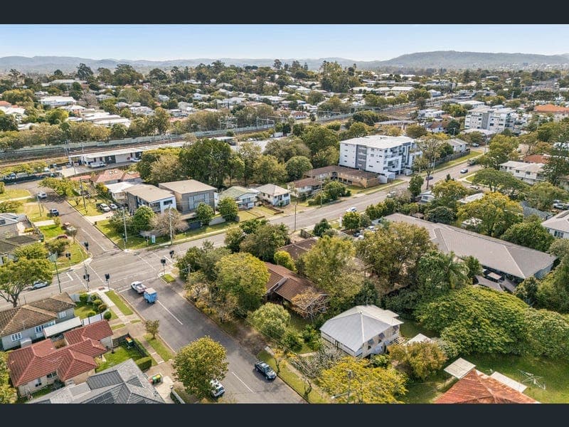30 Lynne Grove Avenue, Corinda — photo 1 of 5