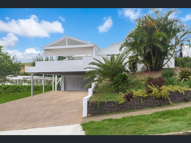 98 Dutton Street, Coolangatta — photo 1 of 5