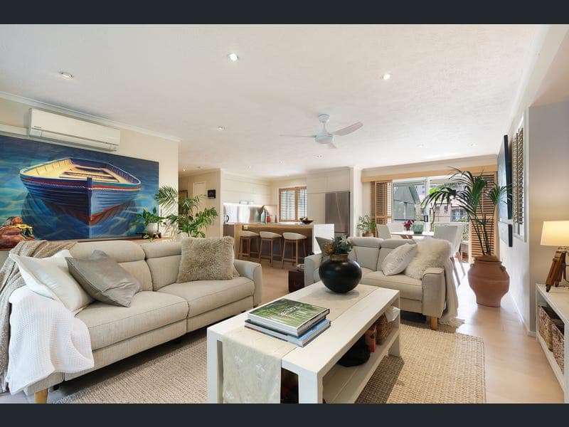 8/28 Cronin Avenue, Main Beach — photo 1 of 5