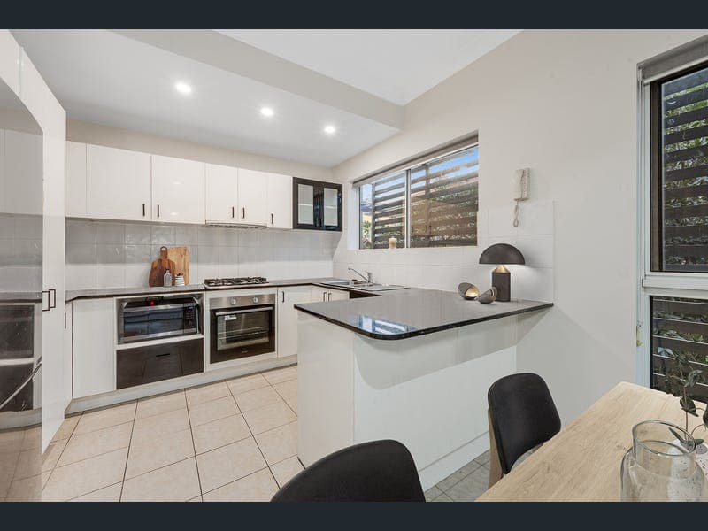 9/654-664 Kingsford Smith Drive, Hamilton — photo 1 of 5