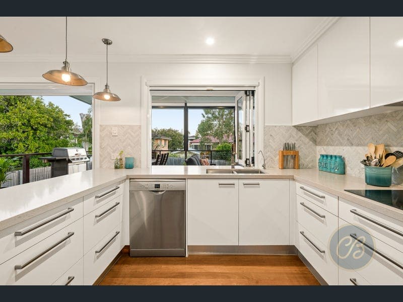 34 Wyman Street, Stafford Heights — photo 1 of 5