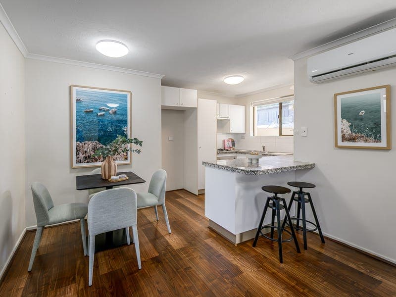 2/23 Winchester Street, Hamilton — photo 1 of 5