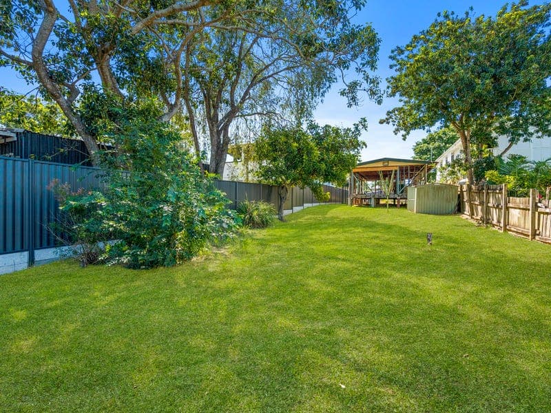 16 Ferndale Street, Lota — photo 1 of 5