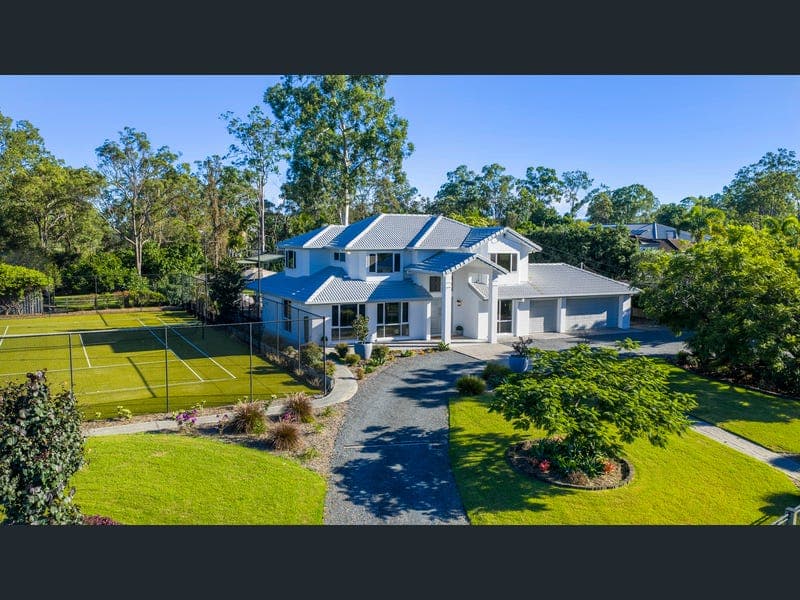4 Belltop Court, Helensvale — photo 1 of 5