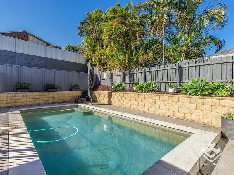 27 Lismore Drive, Helensvale — photo 1 of 5