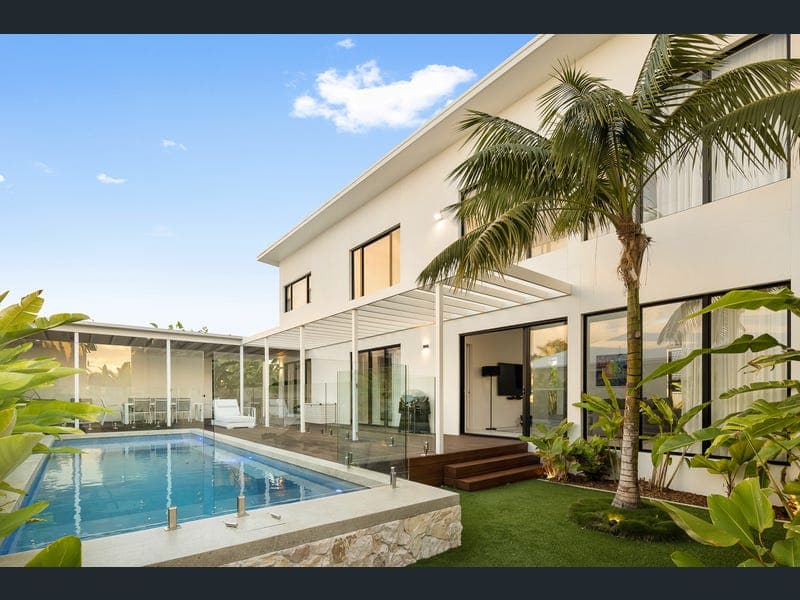 56 Surfers Avenue, Mermaid Waters — photo 1 of 5