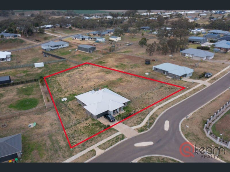 32 Harvest Road, Meringandan West — photo 1 of 5