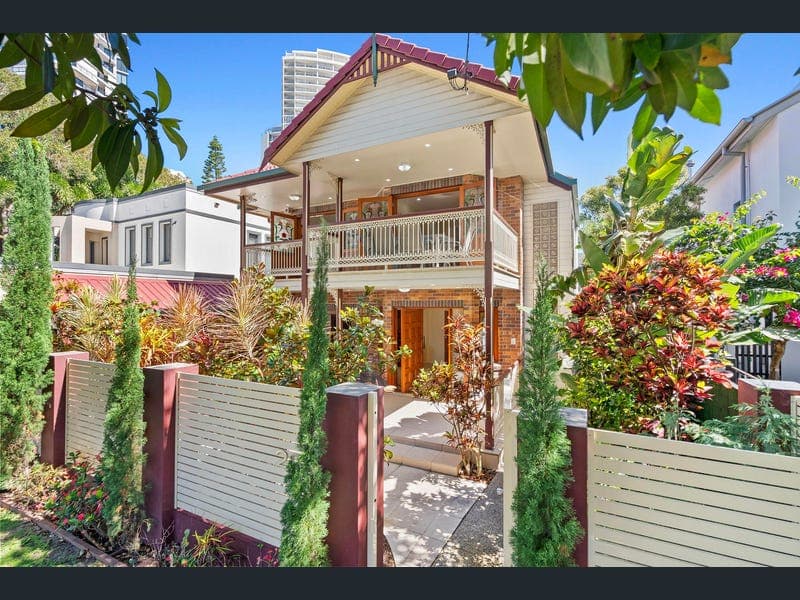 28 Montgomery Avenue, Main Beach — photo 1 of 5