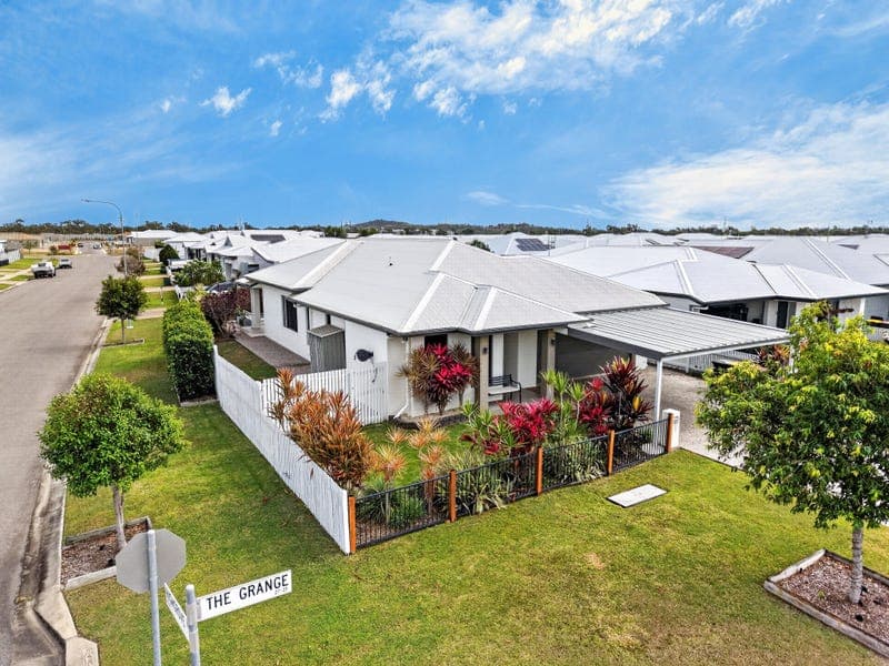27 The Grange, Shaw — photo 1 of 5