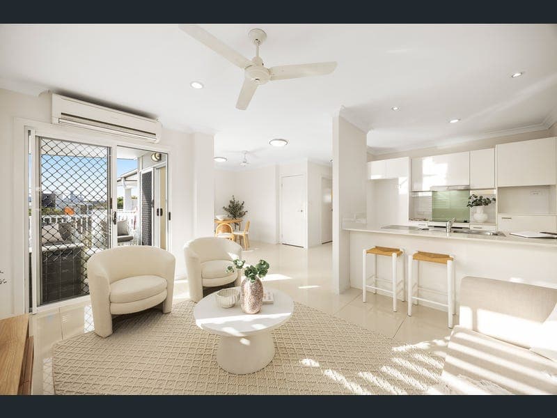 8/12 Lake Street, Yeronga — photo 1 of 5