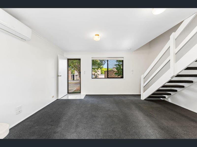 1/10 Cognac Court, Kingston — photo 1 of 5