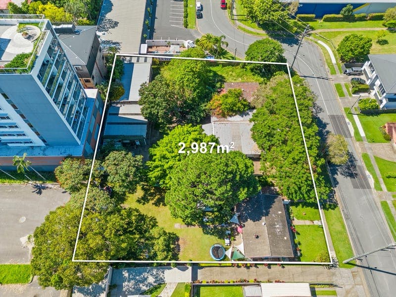 37 Eugaree Street, Southport — photo 1 of 5