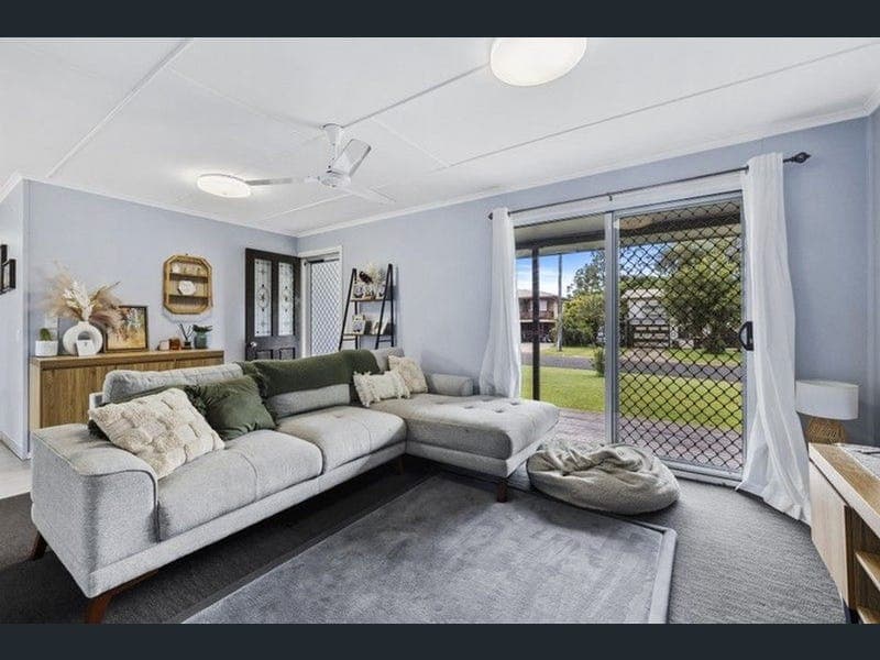 22 MIDDLE Crescent, Dysart — photo 1 of 5