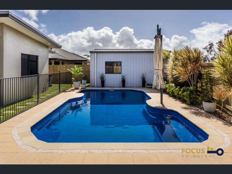 House/6 Pavillion Court, Glenella — photo 1 of 5