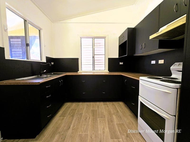 143 East Street, Mount Morgan — photo 1 of 5