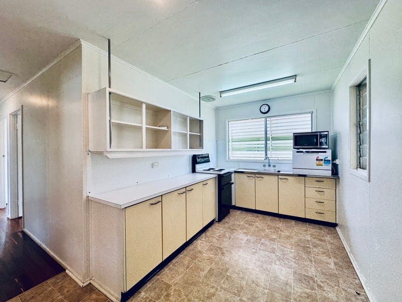 9 FORREST Drive, Moranbah — photo 1 of 5