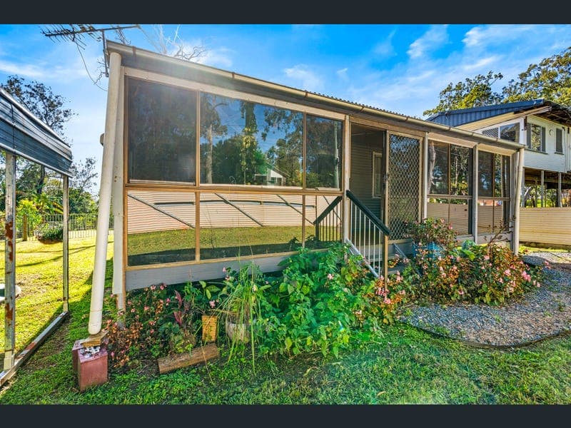 37 Blue Bay Crescent, Macleay Island — photo 1 of 5