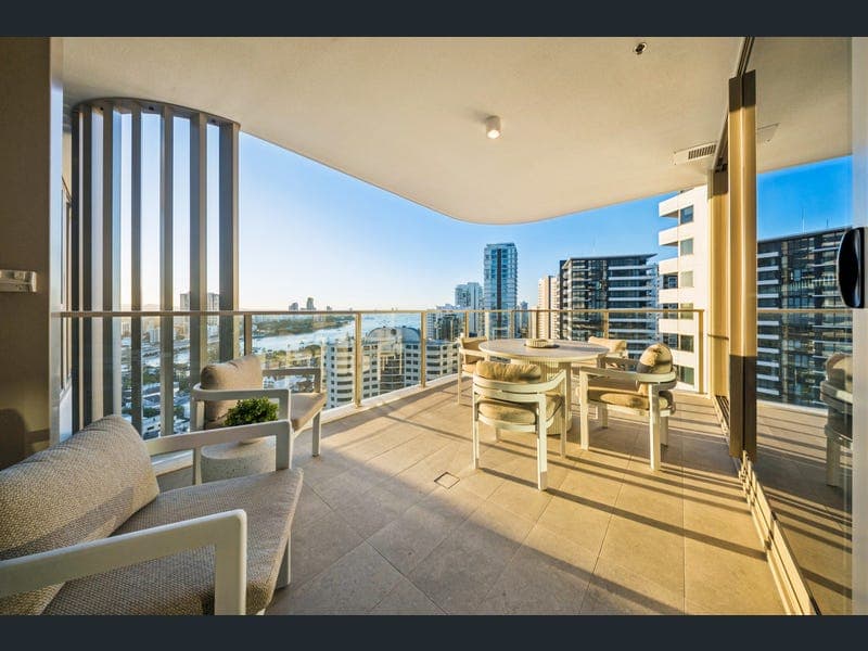 21804/11-23 Cronin Avenue, Main Beach — photo 1 of 5