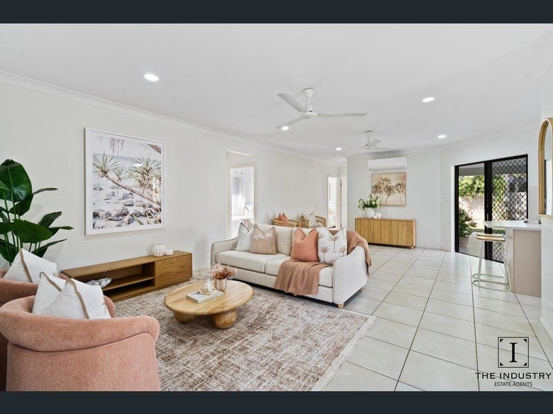 12 Landsborough Drive, Smithfield — photo 1 of 5