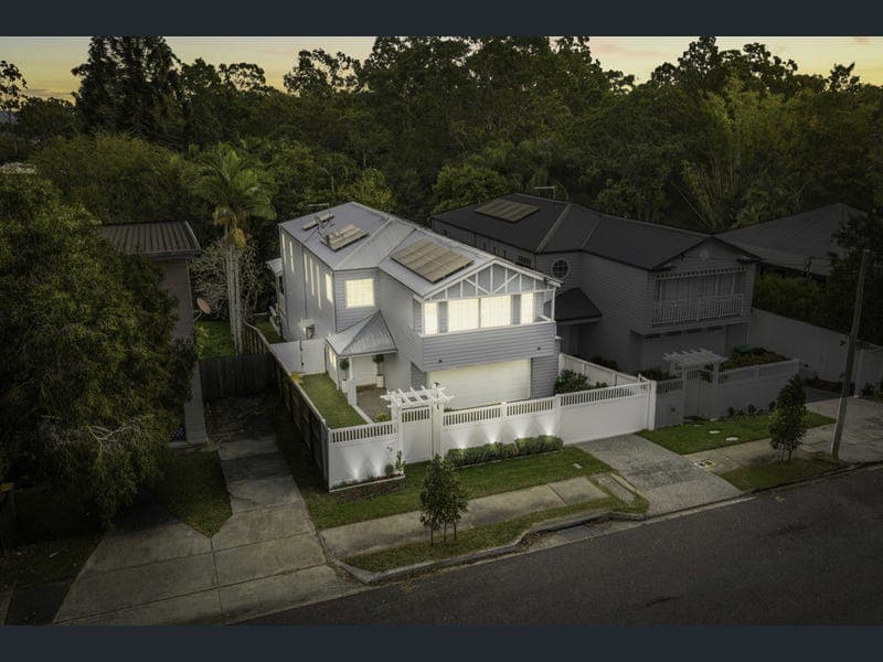 8 Buckland Road, Everton Hills — photo 1 of 5