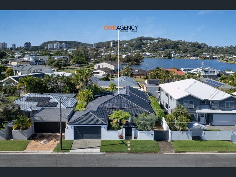 6 Avocet Avenue, Burleigh Waters — photo 1 of 5