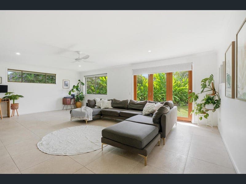 8 Ellioh Court, Elanora — photo 1 of 5