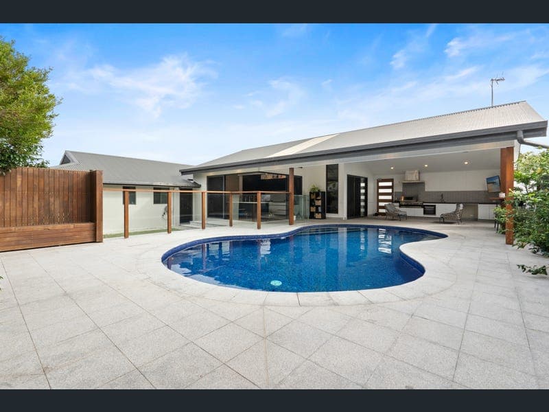 33 Oceanic Drive, Mermaid Waters — photo 1 of 5