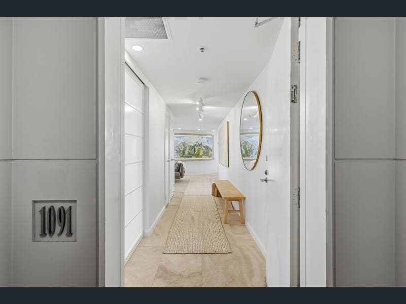 1091/1 Lennie Avenue, Main Beach — photo 1 of 5