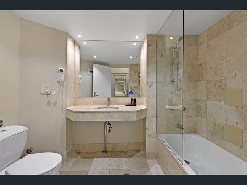 22 View Avenue, Surfers Paradise — photo 1 of 5