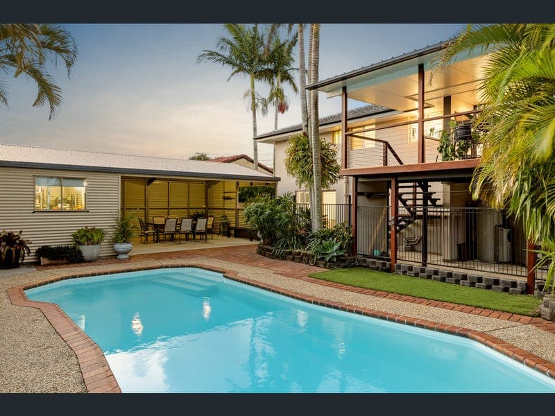 17 Alkooie Avenue, Clontarf — photo 1 of 5