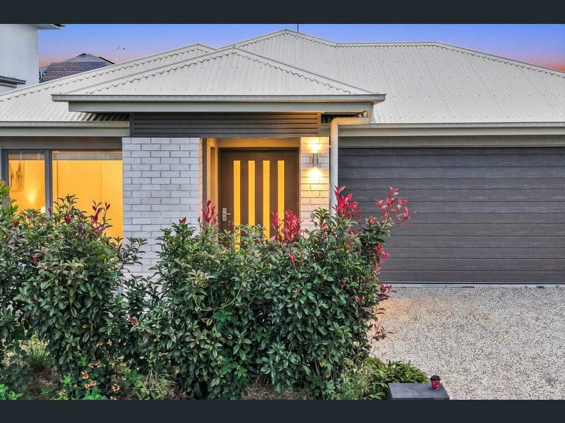 15 Hunt Street, White Rock — photo 1 of 5