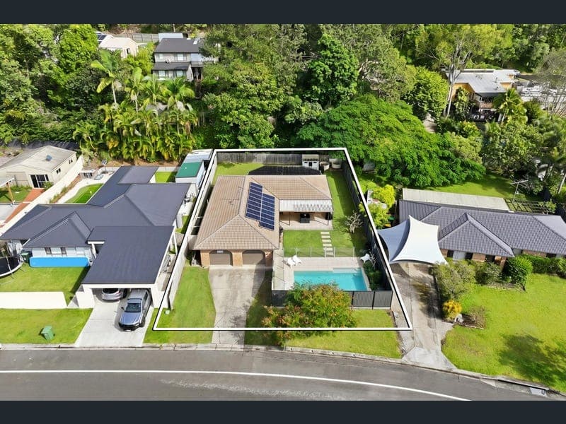 31 Clives Circuit, Currumbin Waters — photo 1 of 5