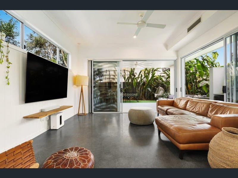 110 Chainey Avenue, Miami — photo 1 of 5