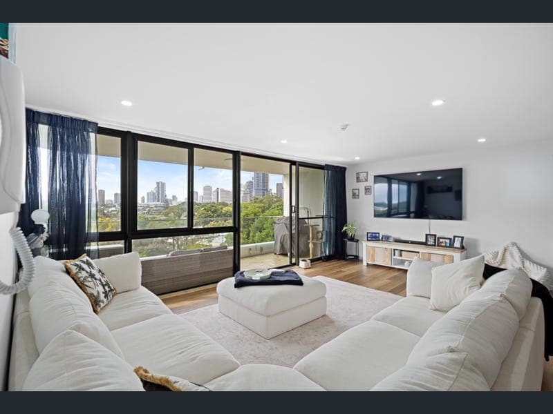 16/54 Hooker Boulevard, Mermaid Waters — photo 1 of 5
