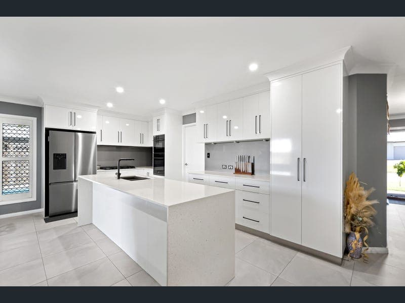 6 Leura Court, Glenella — photo 1 of 5