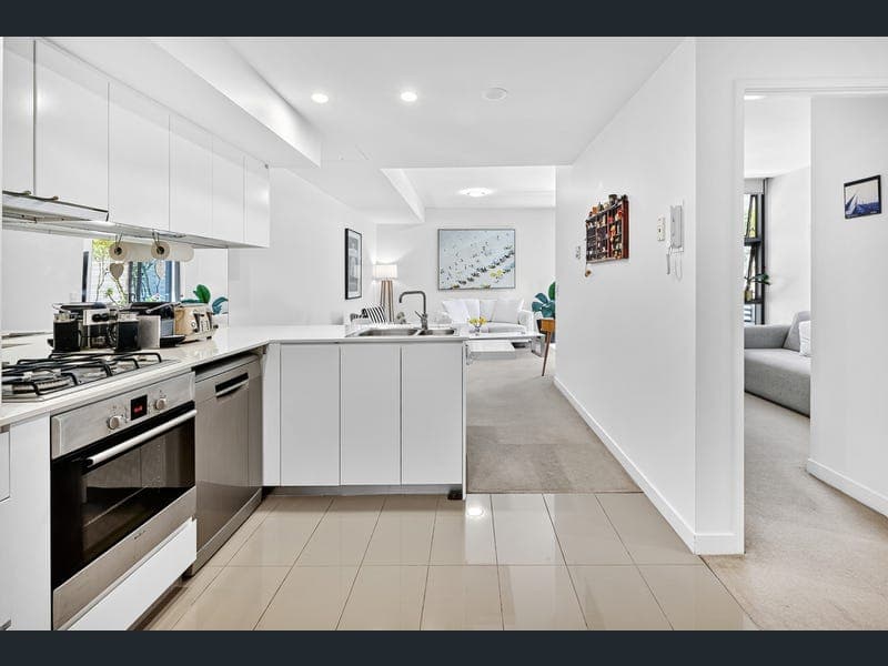 1001/438 Marine Parade, Biggera Waters — photo 1 of 5
