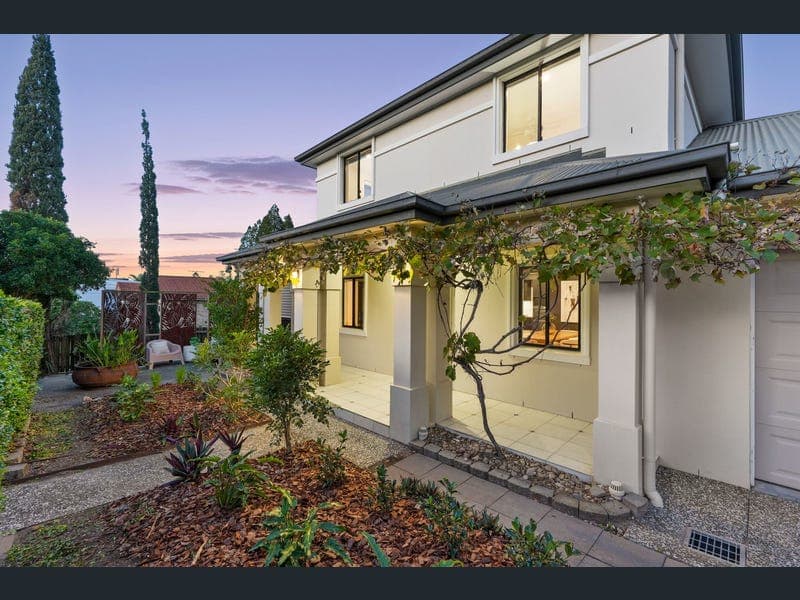 32 Jones Road, Carina Heights — photo 1 of 5