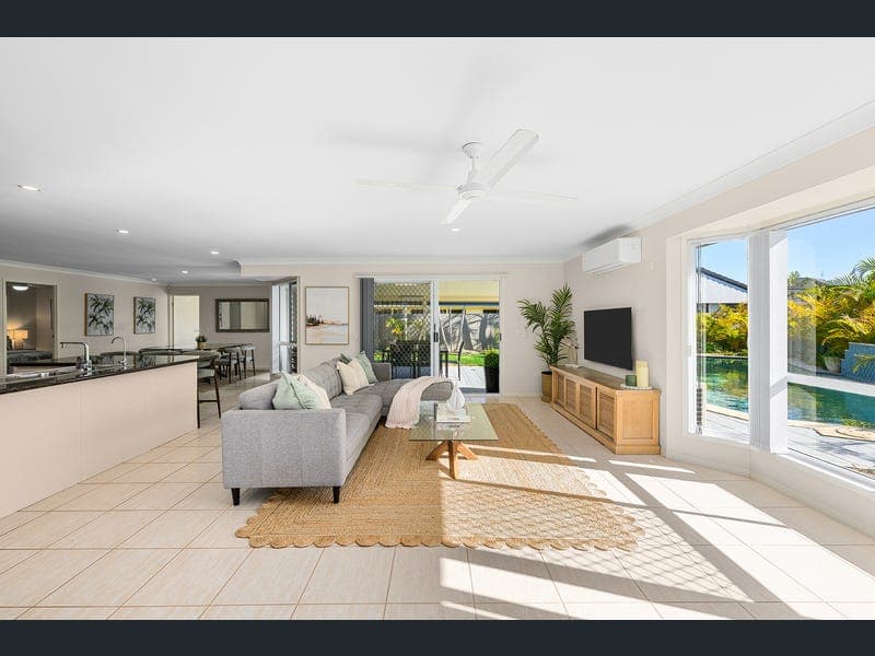 22 Dallow Crescent, Helensvale — photo 1 of 5