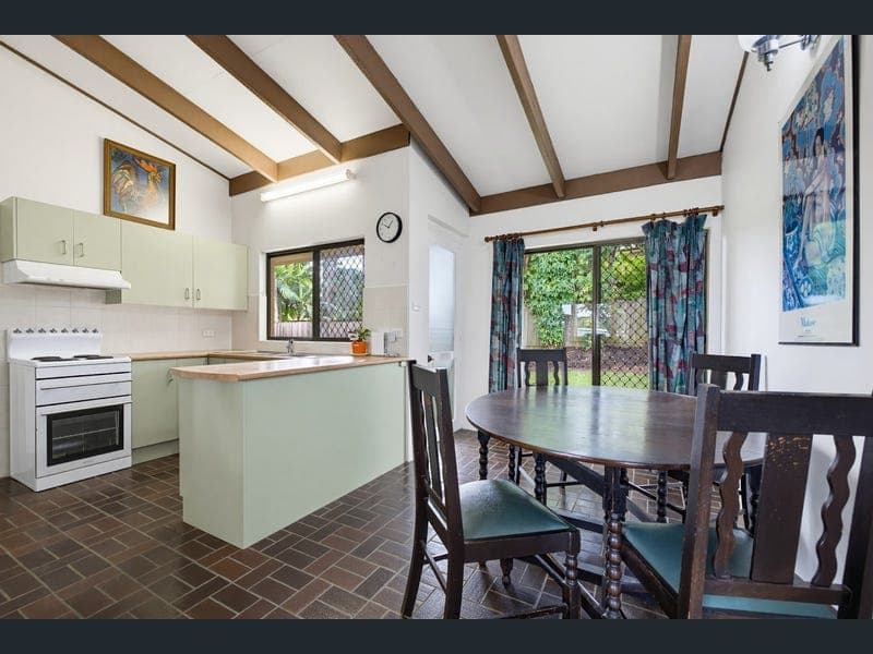 14 Poinciana Avenue, Mooloolaba — photo 1 of 5
