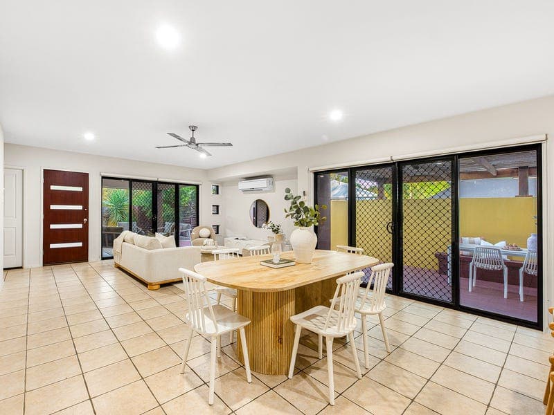 17 Backhousia Crescent, Sinnamon Park — photo 1 of 5