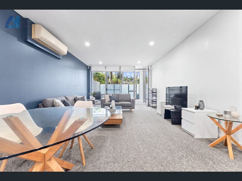 202/3 Como Crescent, Southport — photo 1 of 5