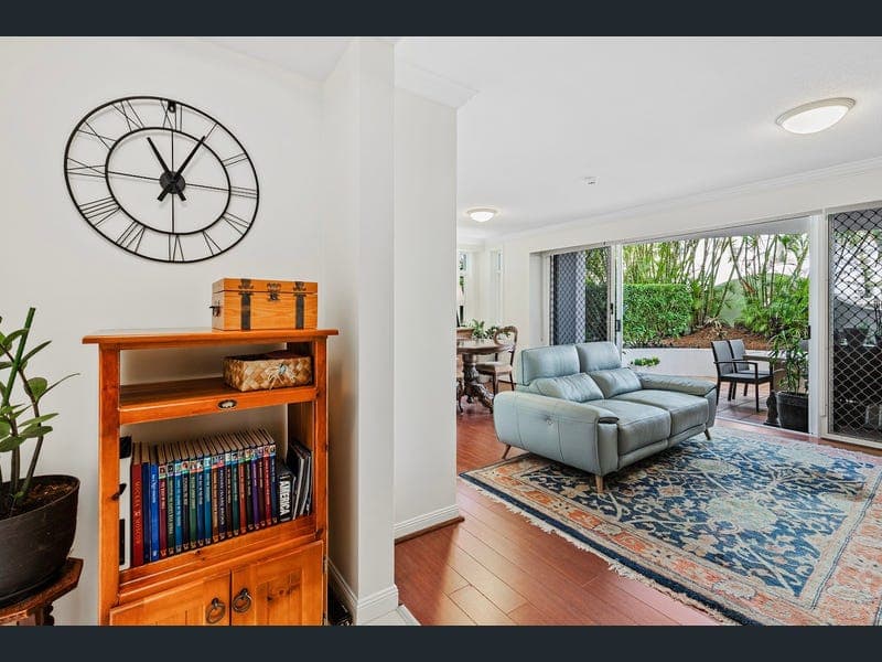 1101/24-26 Queensland Avenue, Broadbeach — photo 1 of 5