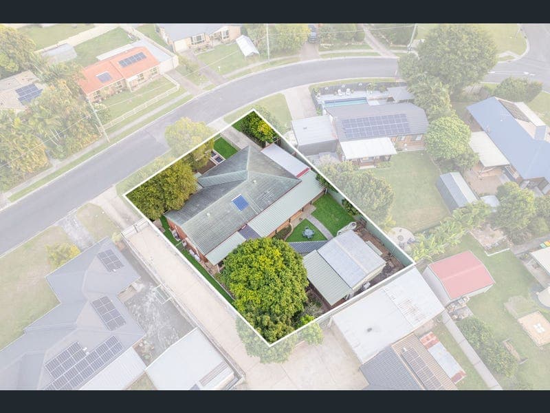 6 Wilton Crescent, Boronia Heights — photo 1 of 5