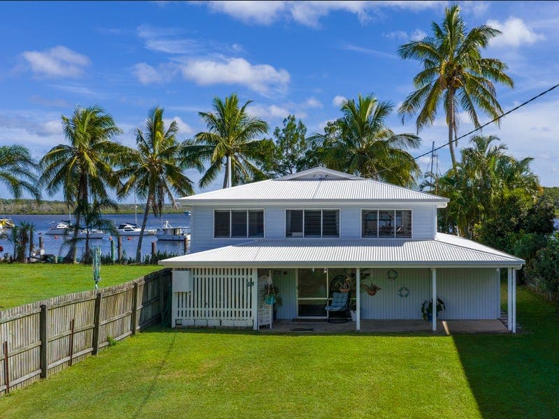 19 Esplanade, Tin Can Bay — photo 1 of 5