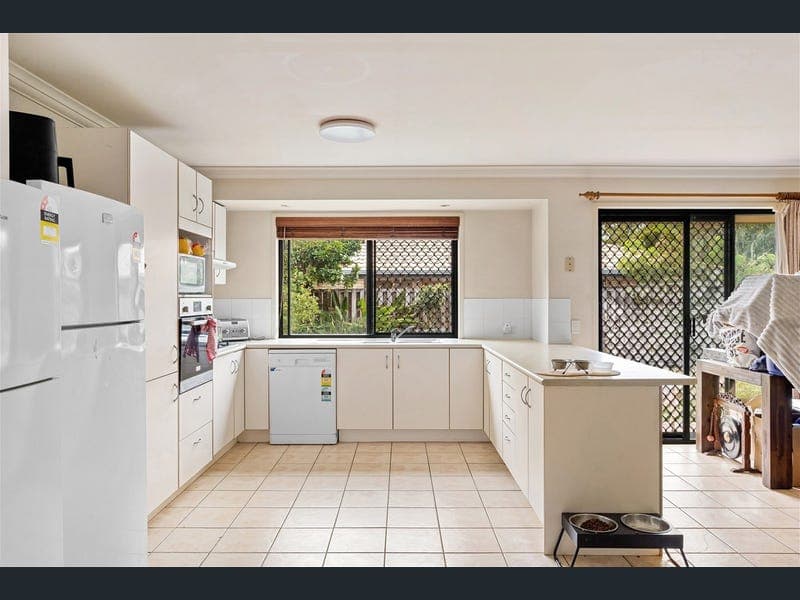22 Holland Crescent, Wynnum West — photo 1 of 5