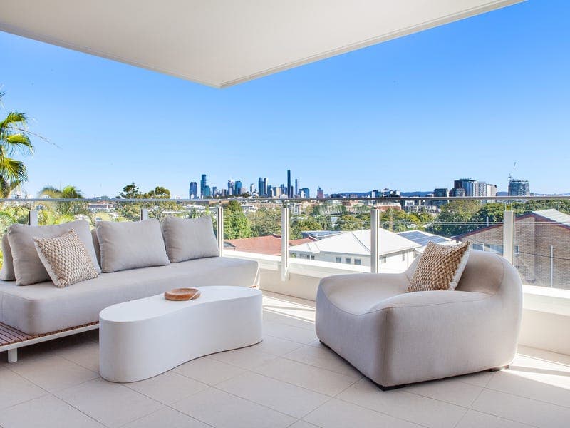 8/43 Wambool Street, Bulimba — photo 1 of 5