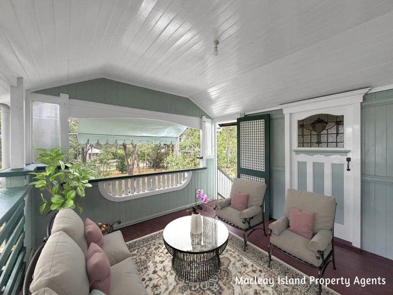 14 President Terrace, Macleay Island — photo 1 of 5